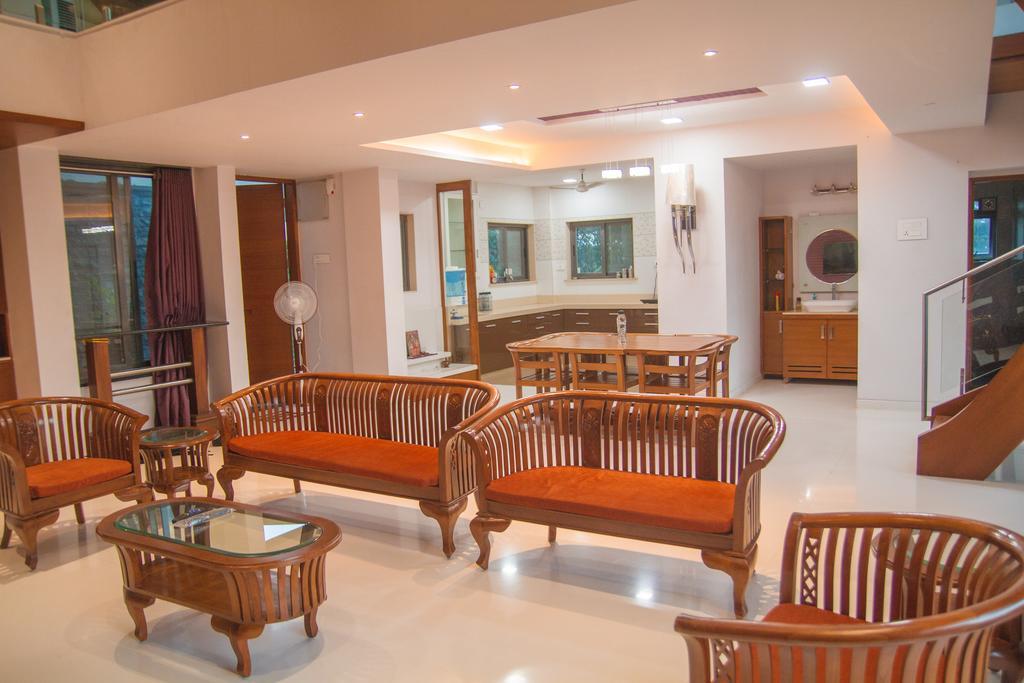 Gulmohar - Luxurious Penthouse Family Rooms コールハープル エクステリア 写真