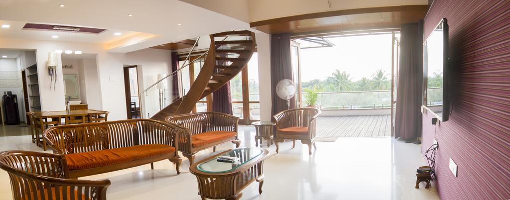 Gulmohar - Luxurious Penthouse Family Rooms コールハープル エクステリア 写真